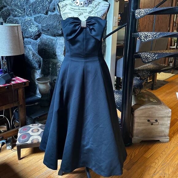 Chic Black Strapless Dress with Bow Detail - Picture 1 of 11
